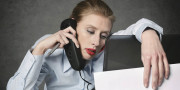 femme épuisée au bureau