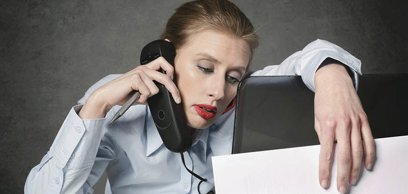 femme épuisée au bureau